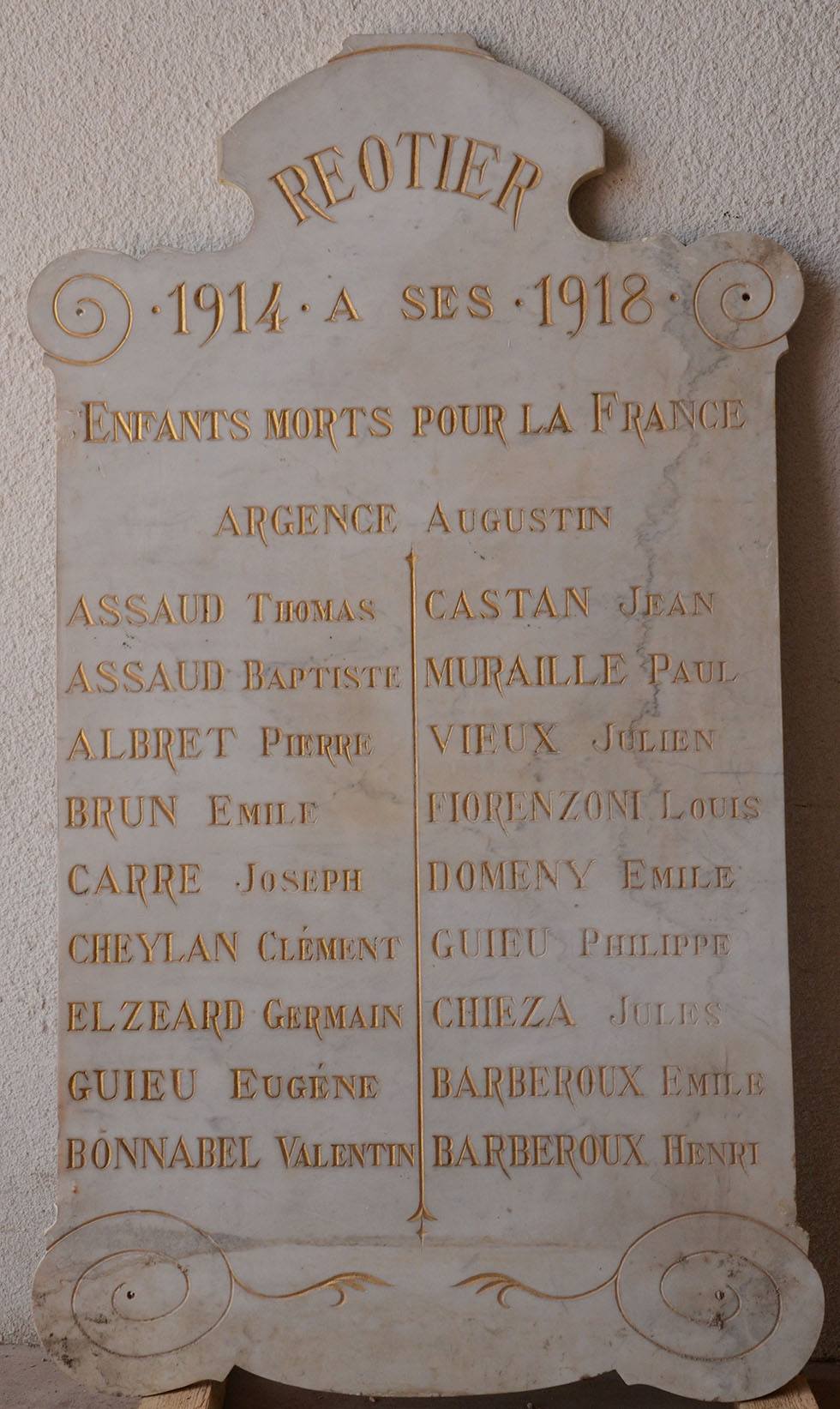 La plaque commémorative précédant le monument aux morts actuel devant la mairie. (Ph. Cl. Chaix)